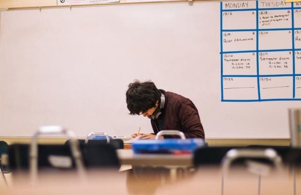 Comment les écoles d'ingénierie peuvent-elles encourager les étudiants à développer des solutions innovantes en matière d'énergie renouvelable ?