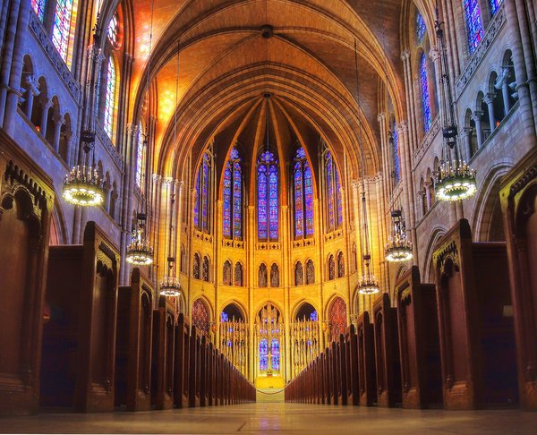 Découvrir les secrets de l'église : mariage, baptême et prière